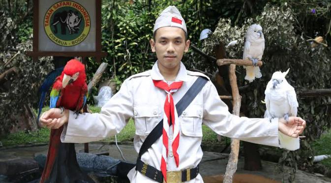 Keeper Taman Safari Indonesia menggunakan pakaian pejuang untuk memperingati HUT ke-70 RI. (Liputan6.com/Bima Firmansyah)