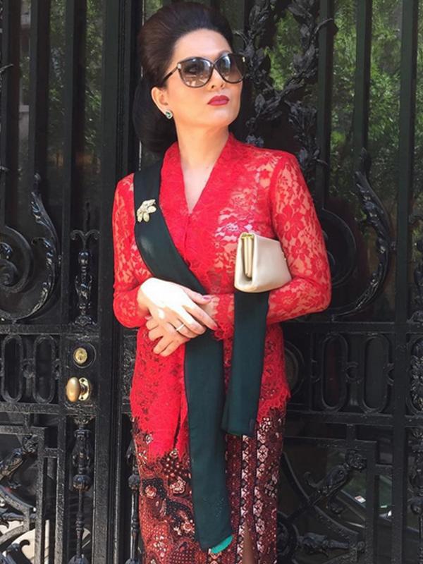 Solena Chaniago berpenampilan mirip seperti istri Soekarno yakni Ratna Sari Dewi. (foto: instagram.com/solenachaniago)