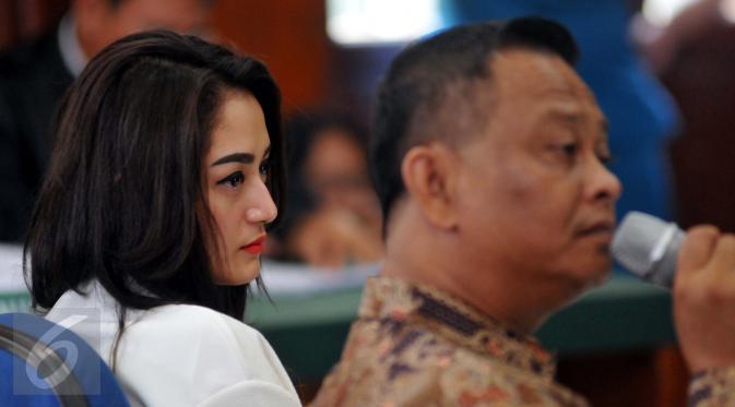 Sidang lanjutan dugaan pelanggaran hak cipta oleh PT Vista Pratama kembali digelar di Pengadilan Negeri Jakarta Utara pada Selasa (18/8/2015). Siti Badriah (kiri) tampak hadir sebagai saksi dalam sidang tersebut. (Liputan6.com/Panji Diksana)