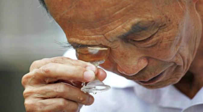 Serba guna; tidak hanya meminum air seninya sendiri, Bao juga mencuci mata, telinga dan wajah dengan itu.