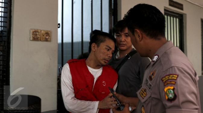 Tersangka RA saat dibawa menuju ruang sidang Pengadilan Negeri Jakarta Selatan, Selasa (18/8/2015). RA menjalani sidang perdana dengan agenda pembacaan dakwaan terkait dugaan sebagai mucikari prostitusi di kalangan artis. (Liputan6.com/Yoppy Renato)