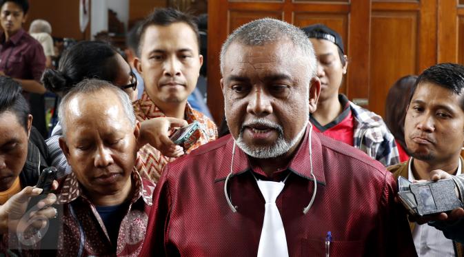Pieter Ell Kuasa hukum Robbie Abas (Mucikari RA) memberikan keterangan pers usai menjalani sidang perdana RA dengan agenda pembacaan dakwaan terkait dugaan RA sebagai mucikari prostitusi di kalangan artis, Selasa (18/8/2015). (Liputan6.com/Yoppy Renato)