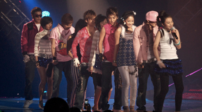 Wonder Bang, sebutan Wonder Girls dan Big Bang saat tampil bersama dalam sebuah acara di tahun 2008 silam.