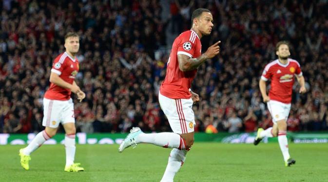 Selebrasi Depay saat mencetak gol untuk MU