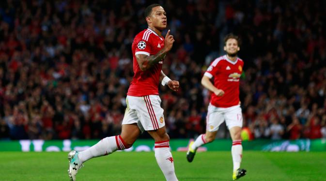 Memphis Depay melakukan selebrasi saat mencetak gol untuk MU