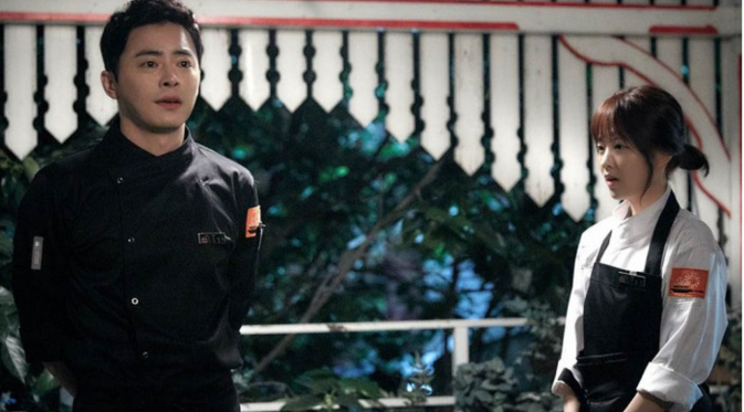 Jo Jung Suk berperan sebagai koki tampan, bersama Park Bo Young yang menjadi asistennya dalam drama Oh My Ghost.