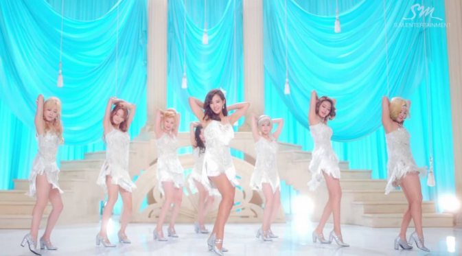 Girls Generation, girlband asuhan SM Entertainment yang biasanya mengenakan pakaian seragam saat tampil.