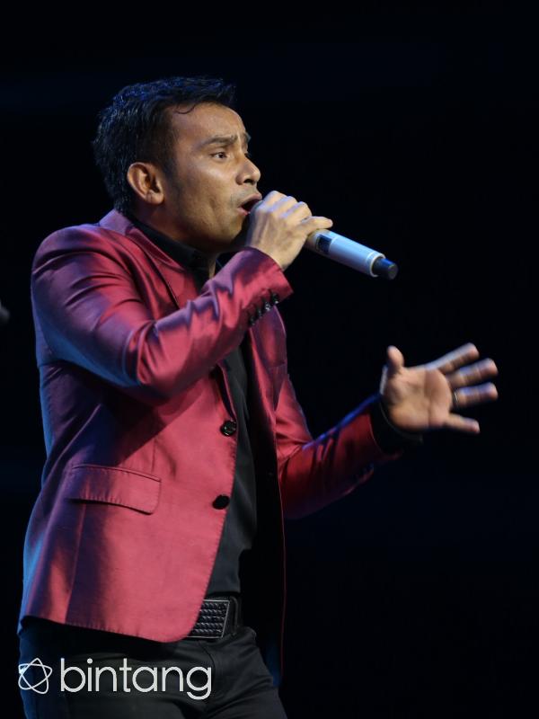 Judika pimpin penonton nyanyikan Indonesia Raya. (Galih W. Satria/Bintang.com)