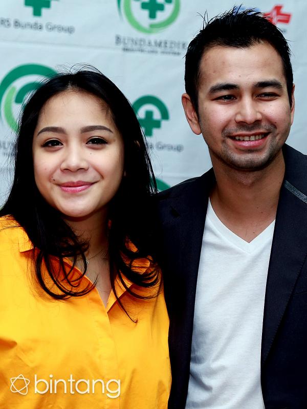 Nagita Slavina dan Raffi Ahmad tampak bahagia telah menjadi orangtua dari buah hati pertama mereka yang lahir hampir sepekan lalu. (Wimbarsana/Bintang.com)