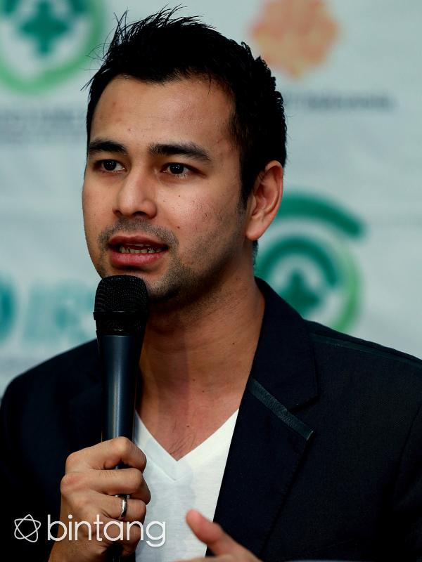 Dalam urusan merawat buah hati mereka yang baru lahir sepekan lalu, Raffi Ahmad akan berbagi tugas dengan sang istri. Raffi siap mengganti popok dan menenangkan Rafathar di malam hari. (Wimbarsana/Bintang.com)