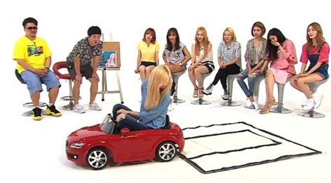 Taeyeon pamer keahlian memarkir mobil. (via soompi.com)