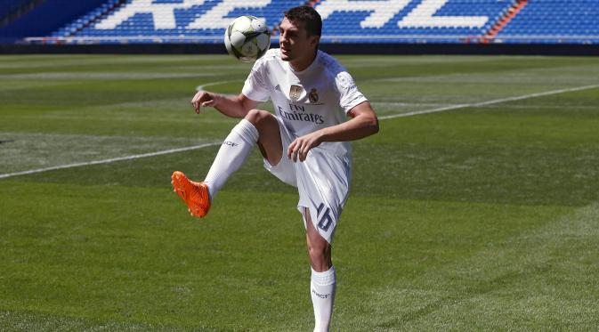 Mateo Kovacic beraksi mengolah bola saat diperkenalkan secara resmi kepada publik Santiago Bernabeu (REUTERS/Juan Medina)