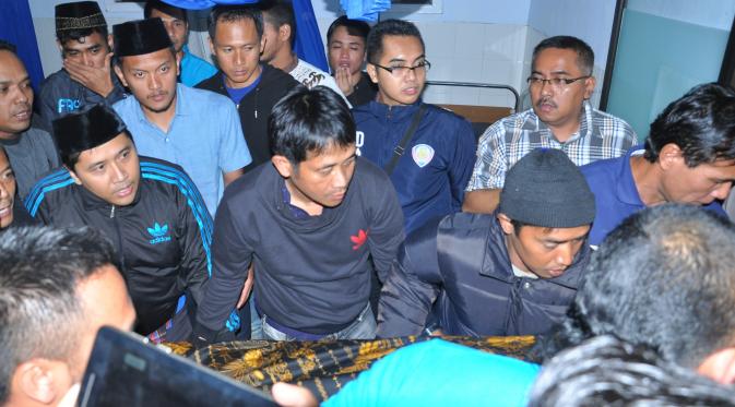 Para pemain Arema Cronus melayat jenasah pelatih mereka, Suharno yang menghembuskan nafas Rabu (19/8/2015). (Bola.com/Kevin Setiawan)