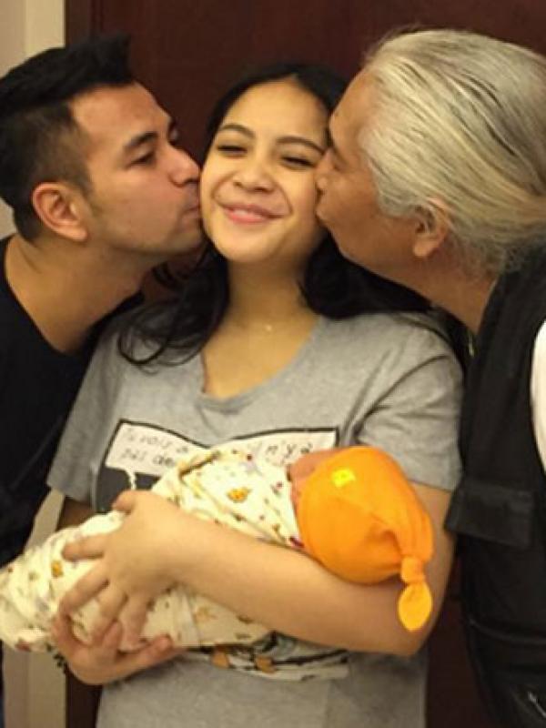 Raffi Ahmad dan Gideon Tengker kompak memberikan ciuman kepada Nagita Slavina. (Instagram)
