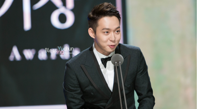 Yoochun saat meraih penghargaan sebagai The Best Actor (Aktor Terbaik) berkat perannya dalam film Sea Fog atau Haemoo (2014)