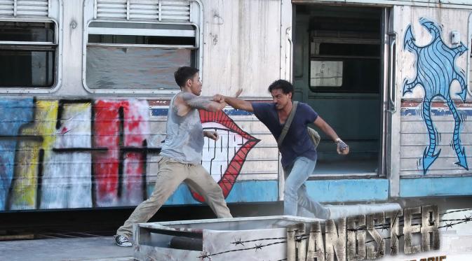 Sueb (Ganindra Bimo) dan Jamroni (Hamish Daud) sedang melakoni adegan fighting. (Photo : Starvision Plus)