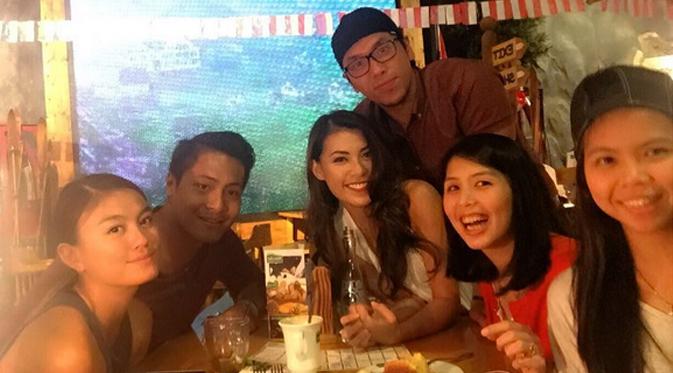 Saat temu kangen dengan Agnes Monica, Viviane pun tampak bersama dengan Sammy Simorangkir. (via instagram.com/sammysimorangkir)