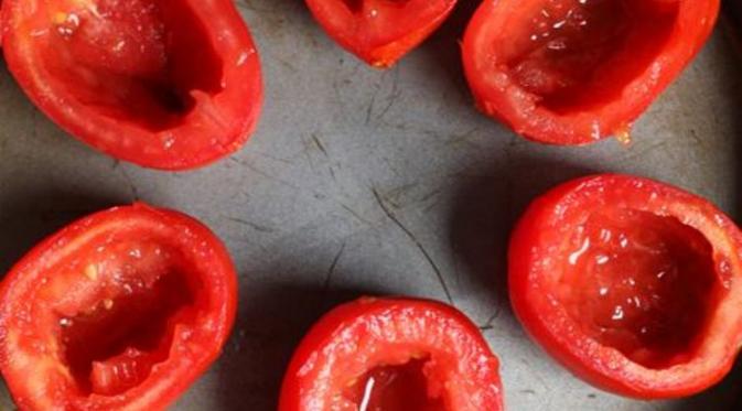 Tomat yang telah dibuang dagingnya. (Via: abeautifulbite.com)