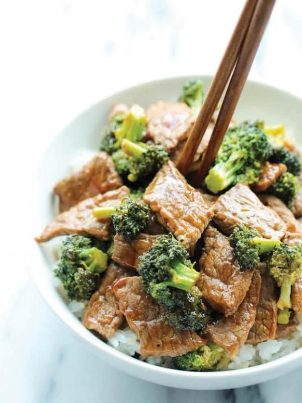 Tumis Daging Brokoli Praktis untuk Kamu yang Lapar Dini Hari | via: damndelicious.net