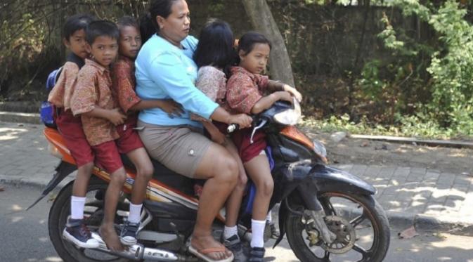 Meme ibu-ibu bawa motor | Via: log.viva.co.id