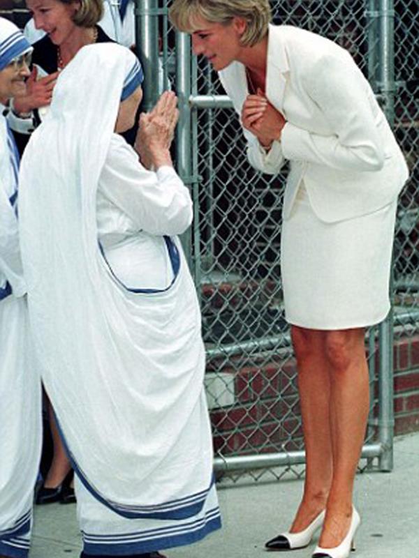 Apakan menyentuh atau menyeramkan, hasil rekayasa foto ini terlihat putri Diana menghadiri acara pembaptisan putri Charlotte