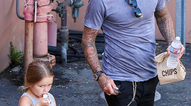 Lihat saja bagaimana serasinya pasangan ayah dan anak ini. David Beckham terlihat begitu seksi kala menemani sang putri Harper (4) jalan santai sambil menikmati es krim stroberi