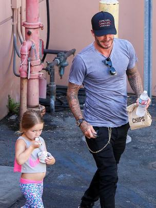 Lihat saja bagaimana serasinya pasangan ayah dan anak ini. David Beckham terlihat begitu seksi kala menemani sang putri Harper (4) jalan santai sambil menikmati es krim stroberi