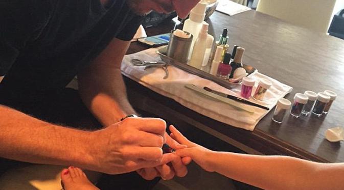 Sehari sebelum itu, Victoria Beckham membawa Harper ke salon untuk jalani perawatan menicure