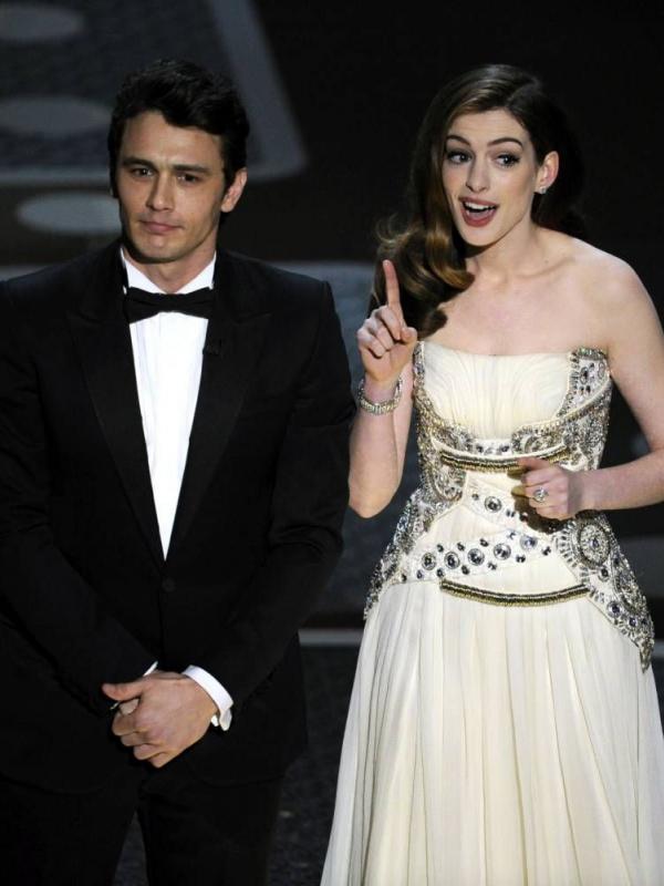 Anne Hathaway di 83rd Annual Academy Awards (via worldnewshound.com)