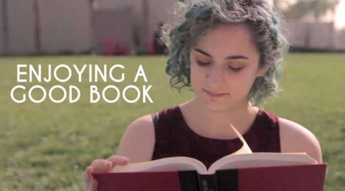 Baca buku sendirian. (Via: youtube.com)