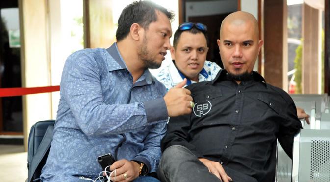 Ahmad Dhani bersama kuasa hukumnya, Ramdan Alamsyah di Pengadilan Negeri Jakarta Selatan dalam kasus pencemaran nama baik oleh Farhat Abbas, Jumat (21/8/2015). [Foto: Panji Diksana/Liputan6.com]