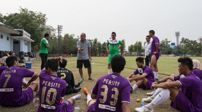 Pelatih Persita Tangerang, Bambang Nurdiansyah memberikan pengarahan kepada anak asuhnya saat ujicoba melawan PSAU di Lapangan Sutasoma, Jakarta, Jumat (21/8/2015). Persita mengalahkan PSAU dengan skor 1-0. (Bola.com/Vitalis Yogi Trisna)