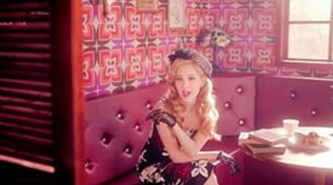 Seohyun, maknae di Girls Generation dalam videoklip Lion Heart.