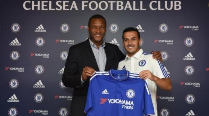 Pedro Rodriguez bersama Direktur Teknik Chelsea, Michael Emenalo, setelah penandatanganan kontrak berdurasi empat tahun. (Chelseafc.com)