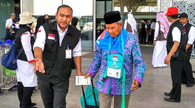 Petugas membantu jemaah haji Indonesia keluar Bandara AMMA, Madinah menuju bus ke lokasi pemondokan di dekat Masjid Nabawi. (Liputan6.com/Wawan Isab Rubiyanto)