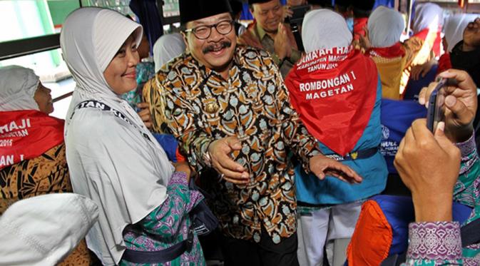 Gubernur Jawa Timur Soekarwo melepas jemaah calon haji kloter I Jatim di Asrama Haji Sukolilo, Surabaya. (Liputan6.com/Dian Kurniawan) 