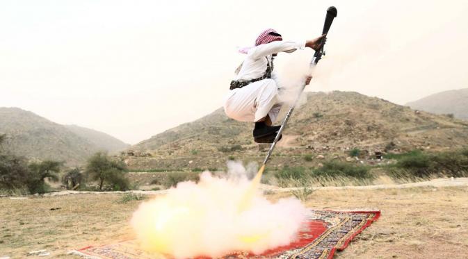 Bukti Laki-laki Arab Sudah Gak 'Terbang' Pakai Karpet Ajaib Lagi. | via: Reuters/Mohamed Al Hwaity