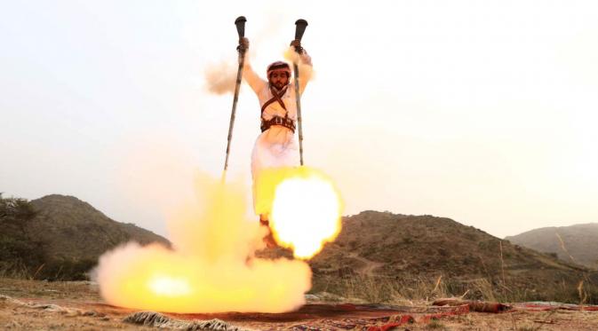 Bukti Laki-laki Arab Sudah Gak 'Terbang' Pakai Karpet Ajaib Lagi. | via: Reuters/Mohamed Al Hwaity