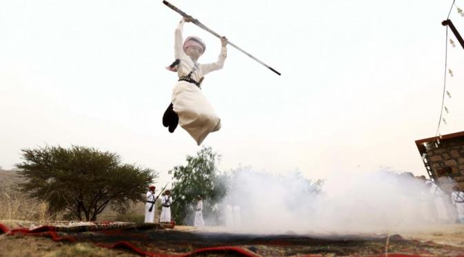 Bukti Laki-laki Arab Sudah Gak 'Terbang' Pakai Karpet Ajaib Lagi. | via: Reuters/Mohamed Al Hwaity