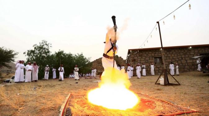 Bukti Laki-laki Arab Sudah Gak 'Terbang' Pakai Karpet Ajaib Lagi. | via: Reuters/Mohamed Al Hwaity