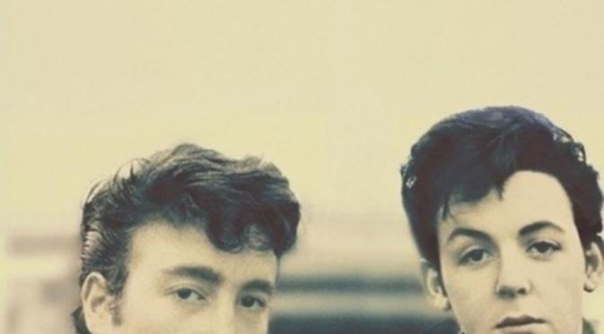 John Lennon dan Paul McCartney. | via: stickyday.com