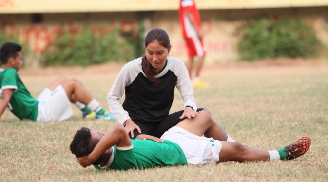 Adinda Pricilla sedang bertugas