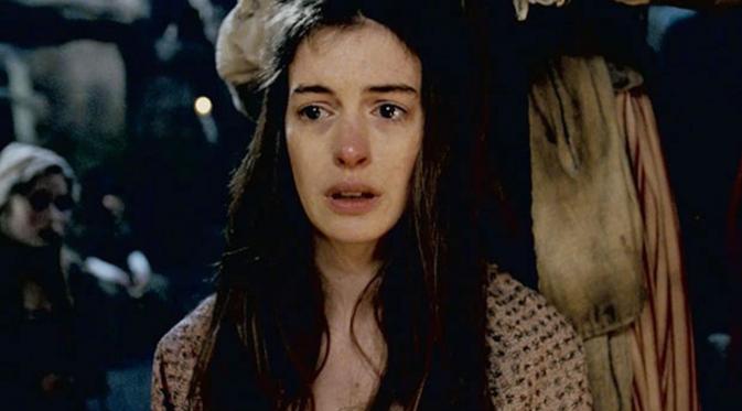 Akting Anne Hathaway dalam film Les Miserables. Foto: via hollywood.com