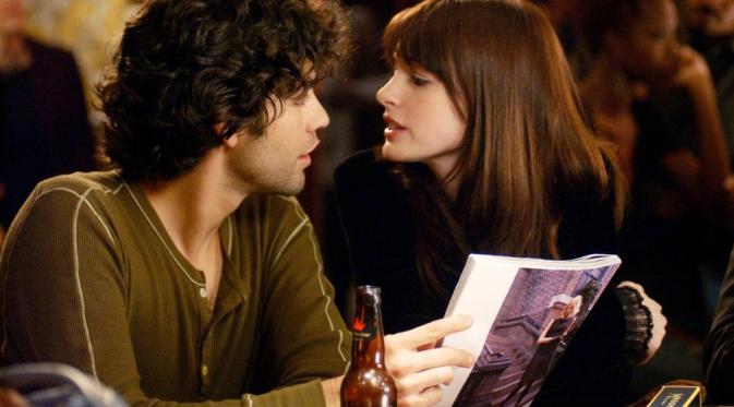 Akting Anne Hathaway dalam film The Devil Wears Prada. Foto: IMDb