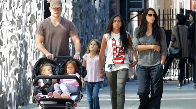 Matt Damon bersama tiga buah hatinya bersama sang istri Luciana Barroso, serta Alexia anak tirinya yang berusia 16 tahun [foto: nydailynews]