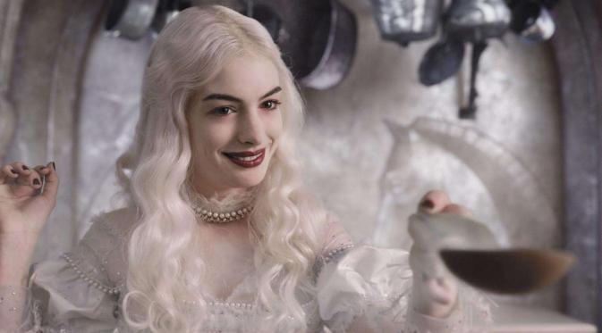 Akting Anne Hathaway dalam film Alice in Wonderland. Foto: via donedirtcheapdvd.com.au