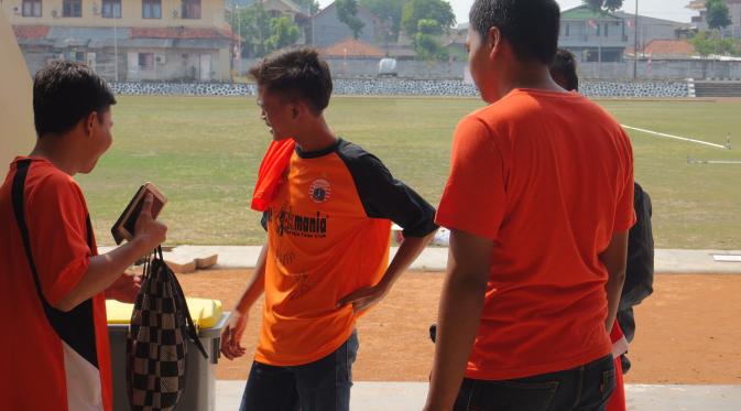 The Jakmania Menyaksikan Persija Berlatih (Bola.com/TengkuSufiyanto