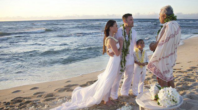 Brian Austin Green saat menikahi Megan Fox 2010 silam di pinggir pantai yang indah [foto: fanpop]