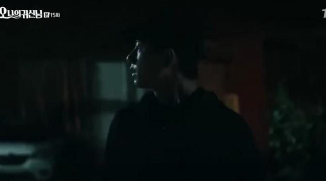 Petugas Choi--diperankan Lim Ju Hwan--polisi baik hati yang ternyata dirasuki setan saat melakukan kejahatannya..