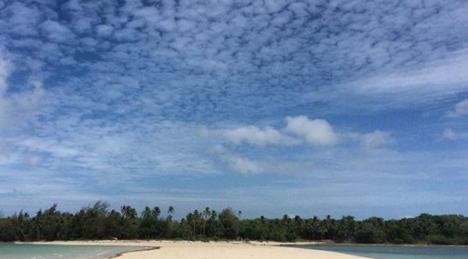 Pantai Ngurtafur, Berjalan di 'Garis' Pasir Putih Nan Hangat. | via: instagram.com/kartuposinsta